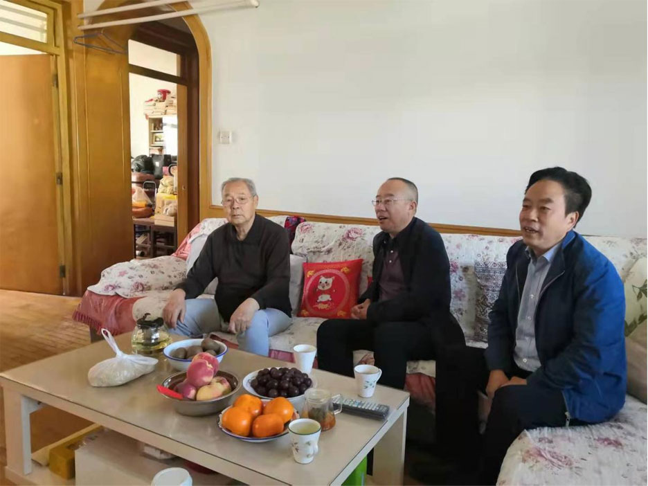 集團領(lǐng)導重陽(yáng)節走訪(fǎng)看望離退休老干部(圖1)