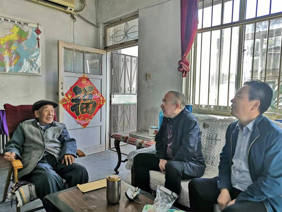 集團領(lǐng)導重陽(yáng)節走訪(fǎng)看望離退休老干部(圖2)