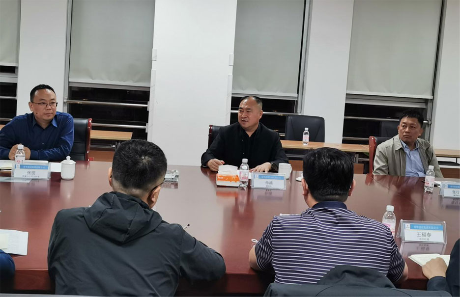 孫涌董事長(cháng)蒞臨濟南分公司視察指導工作10月13日,集團公司董事長(cháng)孫涌蒞臨濟南分公司視察指導工作,副總裁兼總工程師張行良陪同視察。 13日下午,孫涌董事長(cháng)來(lái)到濟南分公司駐地,與濟南分公司總經(jīng)理張朋、項目(圖1) 孫涌董事長(cháng)蒞臨濟南分公司視察指導工作10月13日,集團公司董事長(cháng)孫涌蒞臨濟南分公司視察指導工作,副總裁兼總工程師張行良陪同視察。 13日下午,孫涌董事長(cháng)來(lái)到濟南分公司駐地,與濟南分公司總經(jīng)理張朋、項目(圖1)
