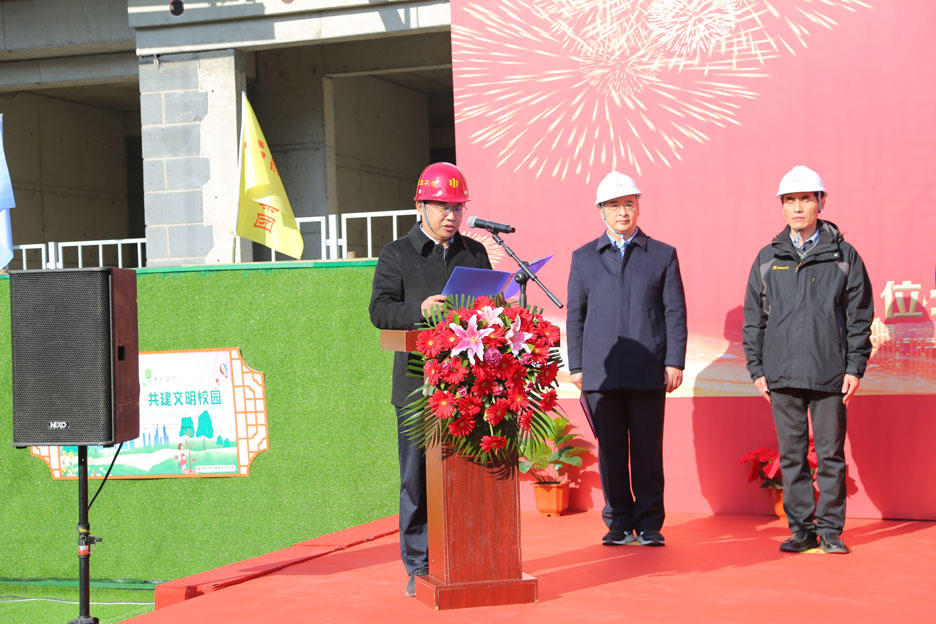 集團公司董事長(cháng)孫涌出席中國海洋大學(xué)浮山校區人才公寓項目封頂儀式(圖2) 集團公司董事長(cháng)孫涌出席中國海洋大學(xué)浮山校區人才公寓項目封頂儀式(圖2)