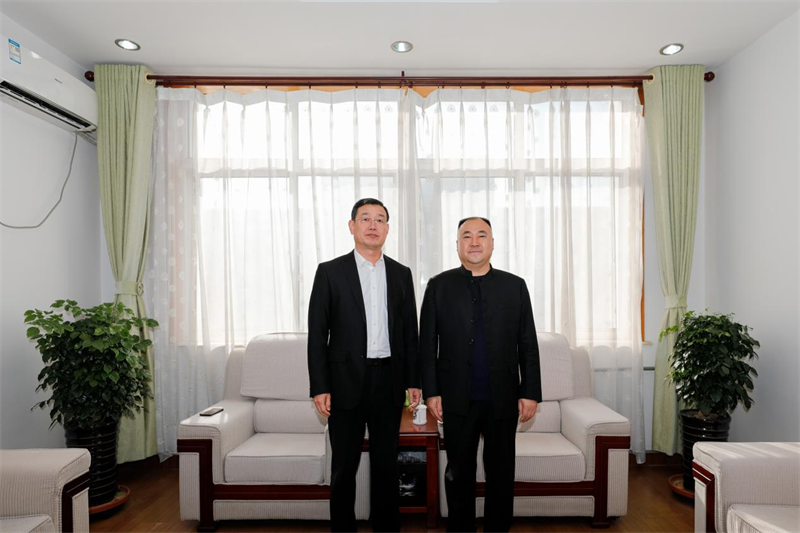 萊西市委書(shū)記莊增大到我集團公司走訪(fǎng)慰問(wèn)(圖1) 萊西市委書(shū)記莊增大到我集團公司走訪(fǎng)慰問(wèn)(圖1)