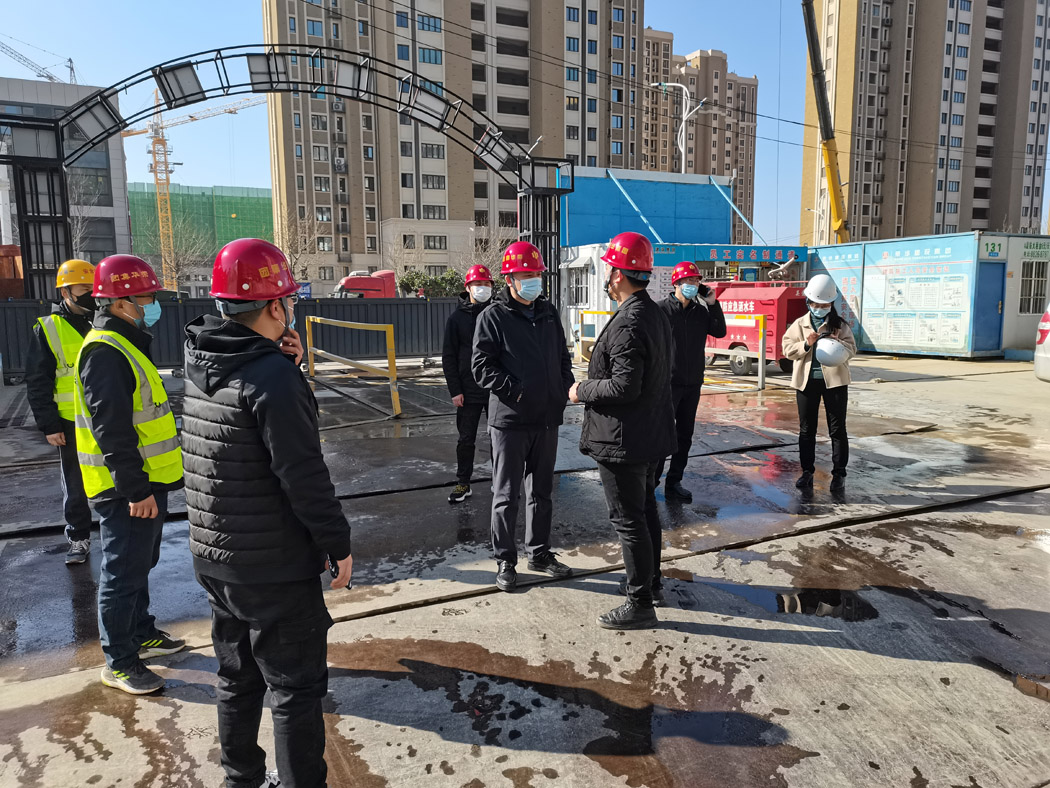 煙臺芝罘區住建局領(lǐng)導蒞臨集團施工的龍湖春江天璽小區項目指導疫情防控工作(圖1) 煙臺芝罘區住建局領(lǐng)導蒞臨集團施工的龍湖春江天璽小區項目指導疫情防控工作(圖1)