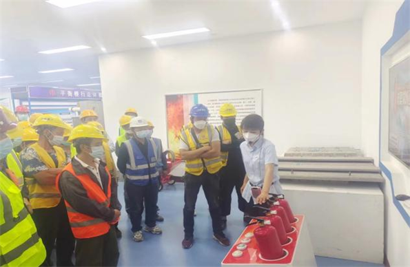 青島自貿片區?中德生態(tài)園建筑工人全員體驗式安全教育培訓在榮華(青島)建科“省級建筑施工安全和裝配式施工體驗式教育基地”體驗館內正式啟動(dòng)(圖7) 青島自貿片區?中德生態(tài)園建筑工人全員體驗式安全教育培訓在榮華(青島)建科“省級建筑施工安全和裝配式施工體驗式教育基地”體驗館內正式啟動(dòng)(圖7)