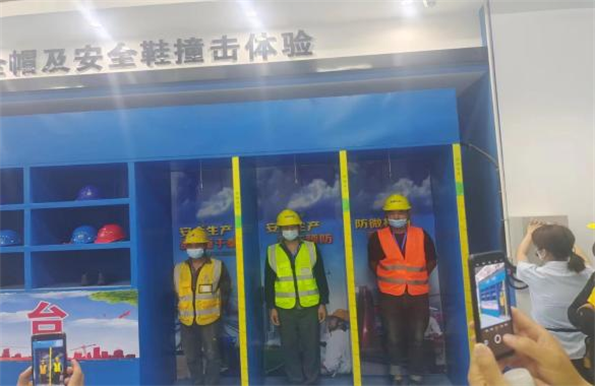 青島自貿片區?中德生態(tài)園建筑工人全員體驗式安全教育培訓在榮華(青島)建科“省級建筑施工安全和裝配式施工體驗式教育基地”體驗館內正式啟動(dòng)(圖8) 青島自貿片區?中德生態(tài)園建筑工人全員體驗式安全教育培訓在榮華(青島)建科“省級建筑施工安全和裝配式施工體驗式教育基地”體驗館內正式啟動(dòng)(圖8)