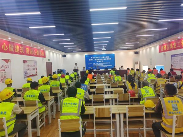 青島自貿片區?中德生態(tài)園建筑工人全員體驗式安全教育培訓在榮華(青島)建科“省級建筑施工安全和裝配式施工體驗式教育基地”體驗館內正式啟動(dòng)(圖2) 青島自貿片區?中德生態(tài)園建筑工人全員體驗式安全教育培訓在榮華(青島)建科“省級建筑施工安全和裝配式施工體驗式教育基地”體驗館內正式啟動(dòng)(圖2)