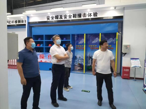青島自貿片區?中德生態(tài)園建筑工人全員體驗式安全教育培訓在榮華(青島)建科“省級建筑施工安全和裝配式施工體驗式教育基地”體驗館內正式啟動(dòng)(圖4) 青島自貿片區?中德生態(tài)園建筑工人全員體驗式安全教育培訓在榮華(青島)建科“省級建筑施工安全和裝配式施工體驗式教育基地”體驗館內正式啟動(dòng)(圖4)