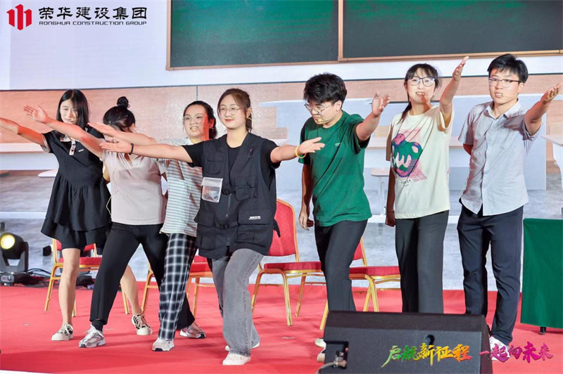 集團公司舉辦2022年迎新會(huì )暨萊西體育中心健康驛站方艙項目建設表彰大會(huì )(圖19) 集團公司舉辦2022年迎新會(huì )暨萊西體育中心健康驛站方艙項目建設表彰大會(huì )(圖19)