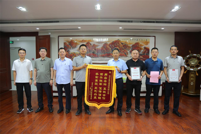 開(kāi)發(fā)區分公司第五十四項目部收到青島萬(wàn)科公司送來(lái)的錦旗及表?yè)P信(圖2) 開(kāi)發(fā)區分公司第五十四項目部收到青島萬(wàn)科公司送來(lái)的錦旗及表?yè)P信(圖2)